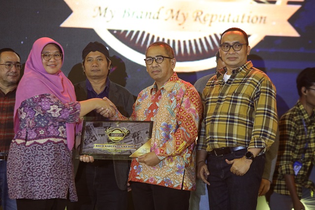 EXCELLENT REPUTATION: Direktur RSUD Kabupaten Kediri (RSKK) dr. R. Gatut Rahardjo. Sp.An. (tengah)  saat menerima penghargaan kategori Hospital of Excellent Reputation pada malam penganugerahan Radar Kediri Awards 2023, Rabu (15/3). (Foto: Wahyu Adji)