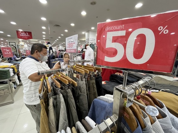 PROGRAM PROMOSI: Konsumen memilih produk pakaian di salah satu tenant Kediri Town Square (Ketos). Menjelang Idul Fitri kunjungan di pusat perbelanjaan meningkat. (Foto: Wahyu Adji)