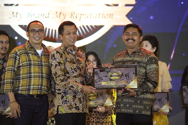 EXCELLENT REPUTATION: Owner Rawon Bidadari M. Rofii Mukhlis (kanan) saat menerima penghargaan kategori A Brand with An Excellent Reputation pada malam penganugerahan Radar Kediri Awards 2023, Rabu (15/3). (Foto: Wahyu Adji)