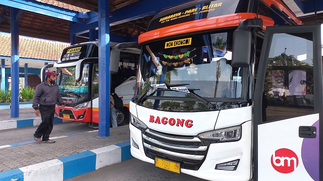 JELANG LEBARAN: Armada bus antarkota silih berganti berangkat dari Terminal Pare. Operator bus mulai pasang tarif khusus hari raya Idul Fitri sejak Sabtu (15/4). (Foto: Andhika Attar)