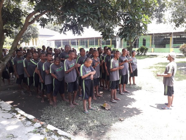 TERTIB: Ratusan ODGJ di RSBL Kediri di Desa Butuh, Kras berbaris sebelum masuk ke ruangan untuk makan siang, kemarin. (Foto: Ayu Isma)