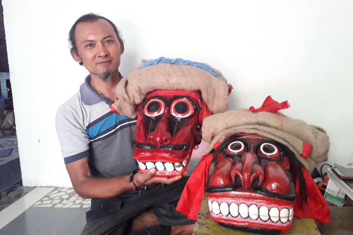 SEPI PEMBELI: Lugas Dirgantara, perajin barongan Jaranan Jawa menunjukkan beberapa karyanya. (Foto: Ayu Isma)