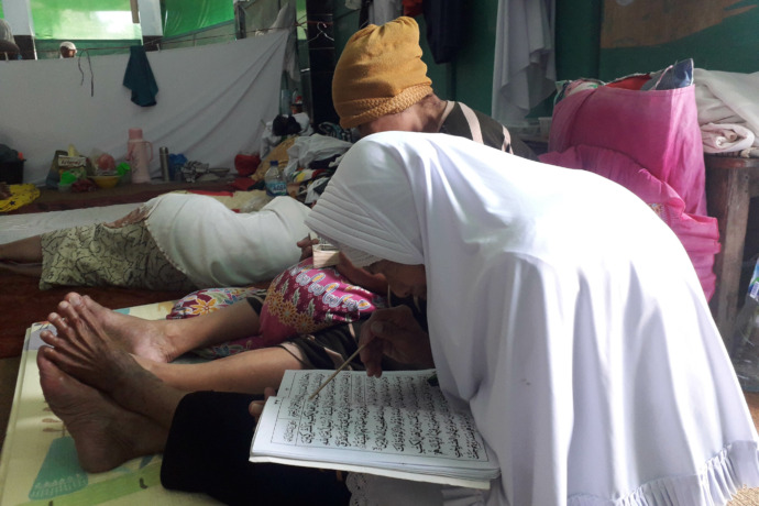 KHUSYUK: Para mbah-mbah yang menjadi santri kilat di Ponpes Kencong tenga mengaji di waktu luang. (Foto: Ayu Isma)