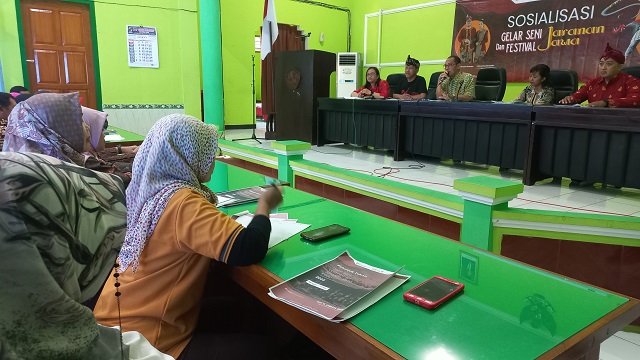 BEBER TEKNIS: Sejumlah perwakilan sekolah mengikuti sosialisasi Gelar Seni dan Festival Jaranan Jawa yang digelar di aula Dinas Pendidikan Kabupaten Kediri kemarin. (Foto: Andhika Attar)