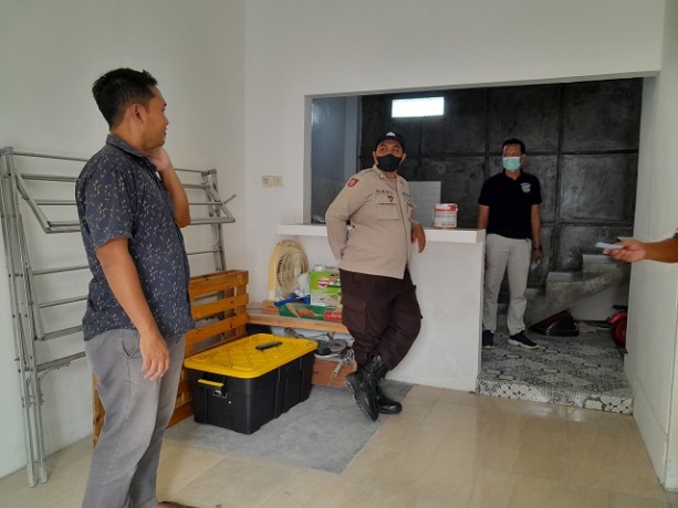 OLAH TKP: Anggota Polsek Gampengrejo melakukan olah TKP di rumah Erwin, kemarin. Rumah tersebut dibobol maling. (Foto: Emilia Susanti)