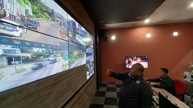 PANTAU KEMACETAN: Staf Dishub Kabupaten Kediri memantau kondisi lalu lintas melalui monitor ATCS kemarin. (Foto: Andhika Attar)