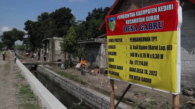 AKSES TERBATAS: Warga Desa Wonojoyo saat sedang melewati jalan yang ditutup karena pembangunan plengsengan Desa Gabru, Kecamatan Gurah kemarin (27/4). (Foto: Karen Wibi)