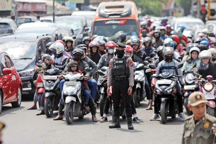 PADAT MERAYAP: Kondisi lalu lintas di Pertigaan Mengkreng, Purwoasri yang padat kemarin. (Foto: Wahyu Adji)