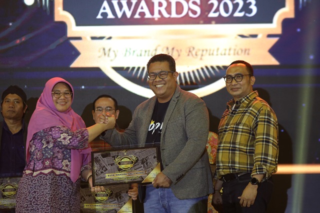 LUAR BIASA: Area Head Mandiri Kediri Ananditho J.Prakoso menerima penghargaan Jawa Pos Radar Kediri Awards 2023. (Foto: Wahyu Adji)