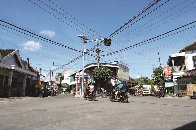 DIKEBUT: Minggu depan rekanan penggarap proyek pelebaran jalan Banyakan-Bolawen akan mulai melanjutkan proyek yang ditarget selesai akhir Juli nanti. (Foto: Wahyu Adji)