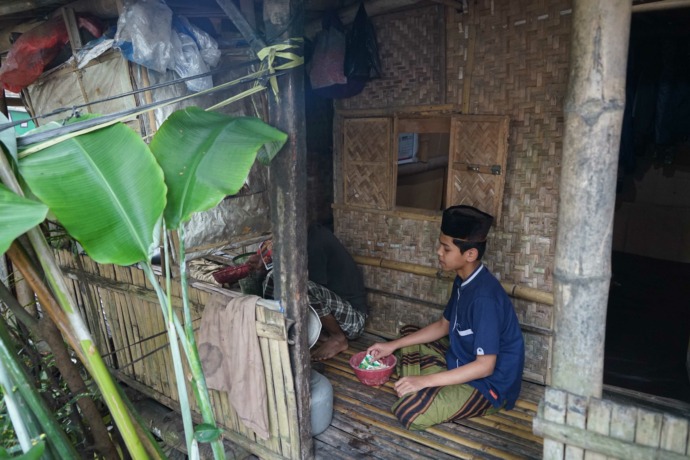 SEDERHANA: Santri Ponpes Ringinrejo tengah menyiapkan menu masakan berupa tumis peluru untuk persiapan berbuka puasa. (Foto: Habibah A. Muktiara)