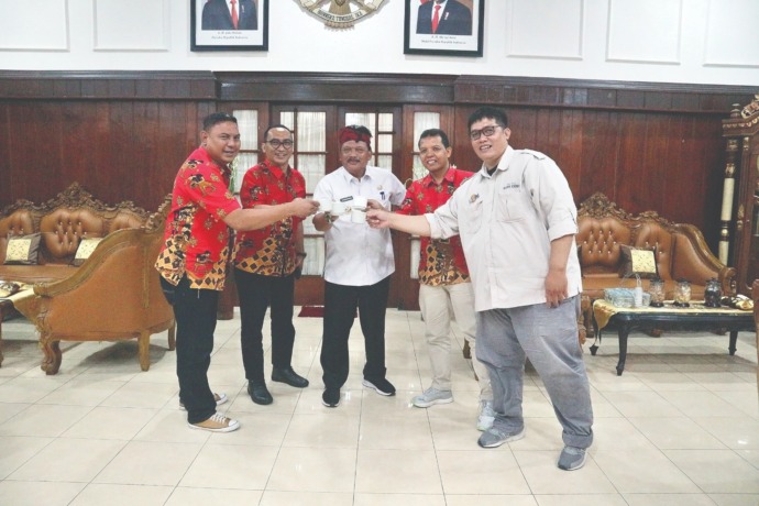 PROGRAM PRIORITAS: Bupati Nganjuk Marhaen Djumadi bersama manajemen Jawa Pos Radar Kediri usai diskusi tentang Nganjuk Agropolitan.