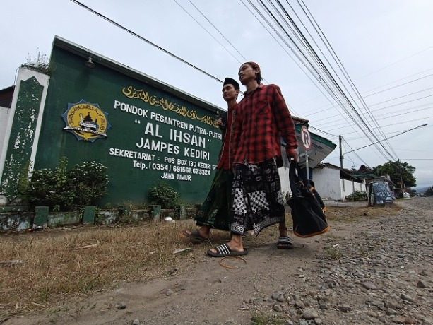 DARI JAUH: Santri asal Lirboyo dan Mambaul Ulum Pati, mendatangi Pondok Jampes untuk jadi santri kilat guna menyambungkan sanad kitab Sirojut Tholibin. (Foto: Asad M.S)
