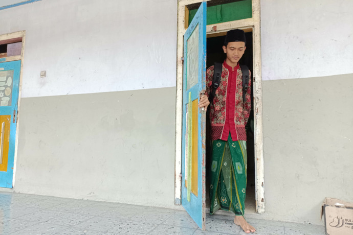 SELESAI NGAJI: Sebagiann santri kilat Jampes  pulang karena ngaji  dengan cara nduduk atau pulang pergi dari rumah. (Foto: Asad)