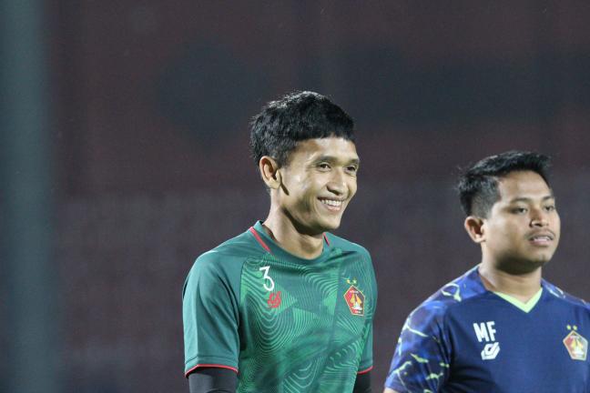 KEMBALI BERLATIH: Dany Saputra saat mengikuti latihan bersama Persik Kediri di Stadion Brawijaya kemarin malam. (Foto: Iqbal Syahroni)