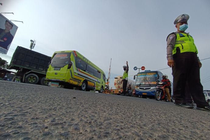 DI JALAN: Personil gabungan dari Satlantas Kediri, Nganjuk, dan Jombang melakukan simulasi rekayasa lalu lintas di Pertigaan Mengkreng, sebagai antisipasi arus mudik Lebaran kemarin. (Foto: Asad)