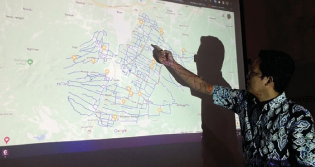 SEGERA REHAB: Pegawai Pemkab Kediri menunjukkan peta wilayah yang terkait jalur ruas jalan yang akan diperbaiki setelah Lebaran.