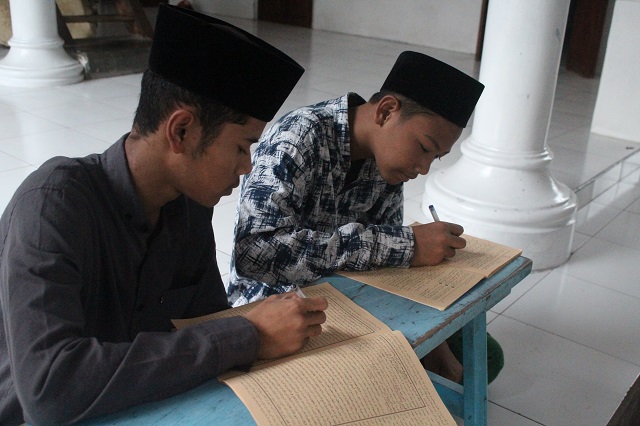 KHUSYUK: Para santri yang sedang salat Ashar di Masjid Ponpes Salafiyah Kapurejo menunggu jadwal membaca kitab kuning. (Foto: Iqbal Syahroni)