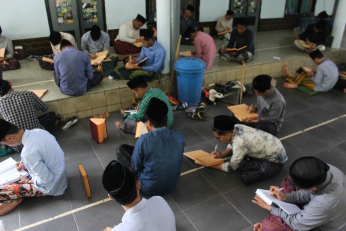 FOKUS: Para santri Ponpes Ploso ikut mengaji selepas salat duhur pada Rabu (22/3) lalu. (Foto: Rekian)