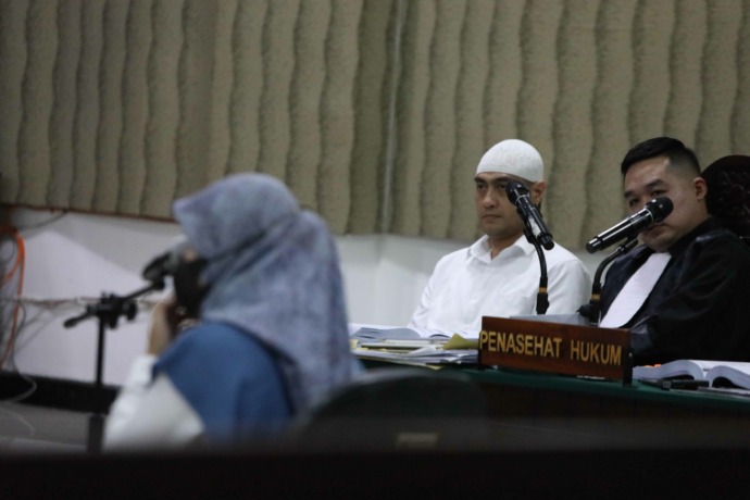 BERI KETERANGAN: Ferry Irawan (baju putih) menyimak keterangan saksi yang dihadirkan oleh JPU di persidangan kemarin. (Foto: Wahyu Adji)