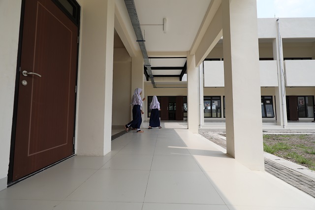 MEGAH: Gedung baru SMPN 9 Kota Kediri yang dibangun di lahan eks perumahan Persik kini sudah ditempati lima kelas siswa. Tahun ini rencananya proyek akan dilanjutkan dengan anggaran Rp 15 miliar. (Foto: Wahyu Adji)