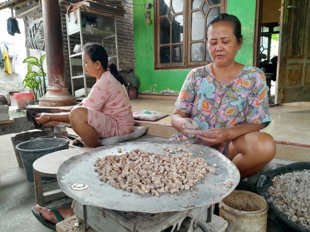 SUMBER EKONOMI: Warga di Dusun Bratan, Desa Blaru, Badas, Kabupaten Kediri menggantungkan pendapatan dari mengolah mente. (Foto: Emilia Susanti)