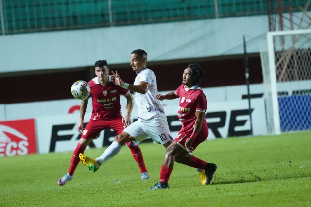 TERHENTI: Renan Silva gagal membawa Persik Kediri menaklukkan Persis Solo di Stadion Maguwoharjo, Sleman, Kamis (13/4). (Foto: Persik Kediri For JPRK)