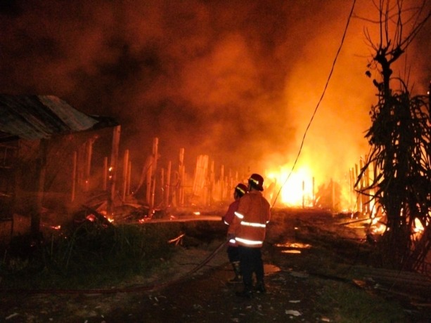 MATIKAN API: Petugas Damkar Kabupaten Nganjuk sedang mematikan api di kandang ayam milik Badrun, di Desa Betet, Kecamatan Ngronggot, dinihari kemarin. (Foto: Damkar Nganjuk for JPRK)