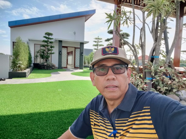 INDAH: Jamiin berfoto dengan latar belakang landscape buatannya di Desa Cerme, Grogol yang belum selesai 100 persen. (Foto: Dok. Pribadi Imam Jami