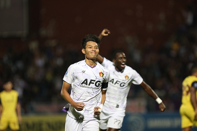 FANTASTIS: Vava Mario Yagalo membuka gol untuk kemenangan Persik 2-0 atas Persikabo 1973, Jumat (7/4). (Foto: Wahyu Adji)