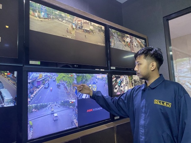 PANTAU KEMACETAN: Petugas ATCS Dinas Perhubungan (Dishub) Kota Kediri memantau kondisi lalu lintas jelang Lebaran. Tercatat, ada enam titik rawan macet di Kota Kediri. (Foto: Ilmidza Nadzira)