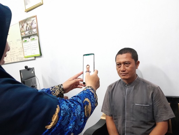 LEBIH MUDAH: Pegawai Kemenag melakukan rekam bio visa pada CJH. (Foto: Emilia Susanti)