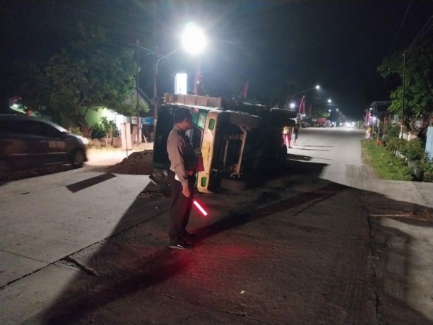 LAKA TUNGGAL: Anggota Polres Kediri mengatur arus lalu lintas di lokasi kecelakaan dump truck tunggal di Jalan Raya Wates-Pare, Sidomukti, Desa Sidomulyo, Kecamatan Puncu. (Foto: Polres Kediri For JPRK)