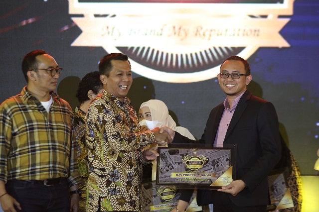 JUARA: Ervan Hari Nugroho sebagai Direktur Utama BJS Property menerima Penghargaan Radar Kediri Awards Kategori A Brand with An Excellent Reputation.(Foto: Wahyu Adji/JPRK)