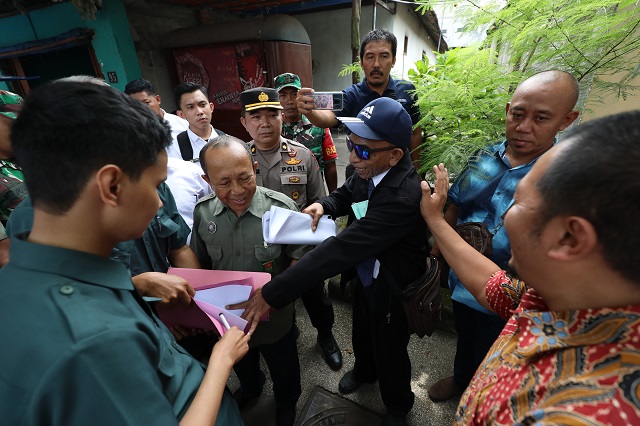 PERLU KEPASTIAN HUKUM: Petugas PN Kota Kediri dan tim kuasa hukum menunjukkan data objek sengketa dalam kegiatan pengukuran luas tanah di Kelurahan Singonegaran. (Foto: Wahyu Adji/JPRK)