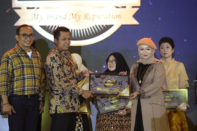 EXCELLENT REPUTATION: Owner HSB Widiarti Oktavia Sari (kanan) saat menerima penghargaan kategori A Brand with An Excellent Reputation pada malam penganugerahan Radar Kediri Awards 2023, Rabu (15/3). Acara berlangsung megah di Grand Panglima Resto Kota Ked