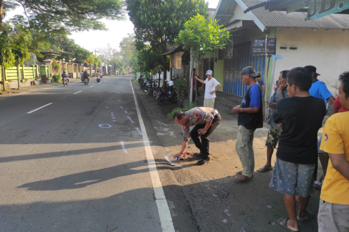 LOKASI KEJADIAN: Petugas kepolisian memberi tanda pada jalan yang menjadi tempat kecelakaan bus dan sepeda motor di Jl Kapten Tendean, Kelurahan Blabak, Kecamatan Pesantren. (Foto: Satlantas Polres Kediri Kota)