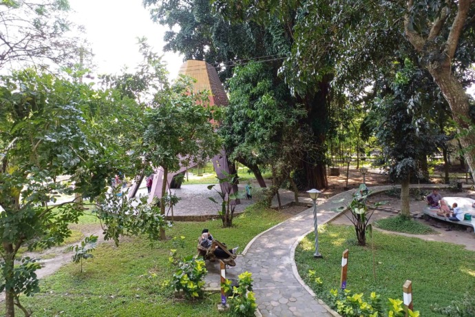 JADI JUJUKAN: Warga mengunjungi Hutan Joyoboyo yang memiliki beragam fasilitas. Di area seluas tiga hektare ini juga beberapa kali didapati tindakan asusila pengunjung. (Foto: Ayu Isma)