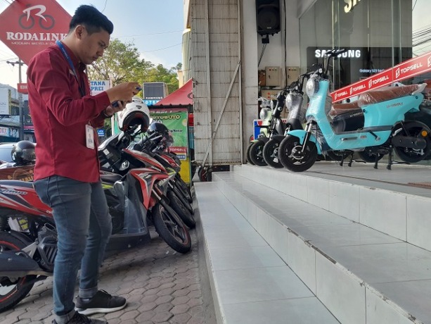 MULAI DIMINATI: Sepeda listrik dipajang di teras toko elektronik, Jalan Joyoboyo, Banjaran, Kota Kediri. (Foto: Emilia Susanti/JPRK)