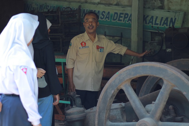 BERSEJARAH: Budi Hartoyo dari keluarga besar TPG Brigade 17 menunjukkan bekas peralatan yang dimanfaatkan untuk logistik bertempur melawan penjajah Belanda. Peninggalan peralatan itu masih tersimpan di SMPN 4 Pare hingga sekarang. (Foto: Andhika Attar/JPR