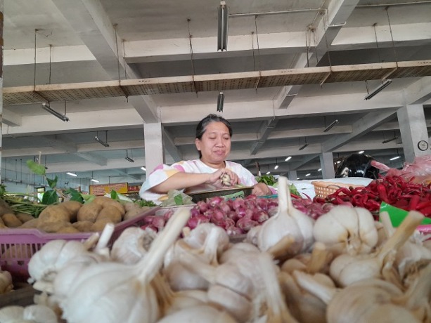 TERSEDIA: Pedagang sayur menawarkan bawang putih. (Foto: Emilia Susanti/JPRK)