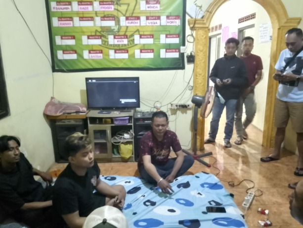 CEK TKP: Petugas satreskrim saat mengamankan terduga pengeroyok. (Foto: Satreskrim Polres Kediri For JPRK)