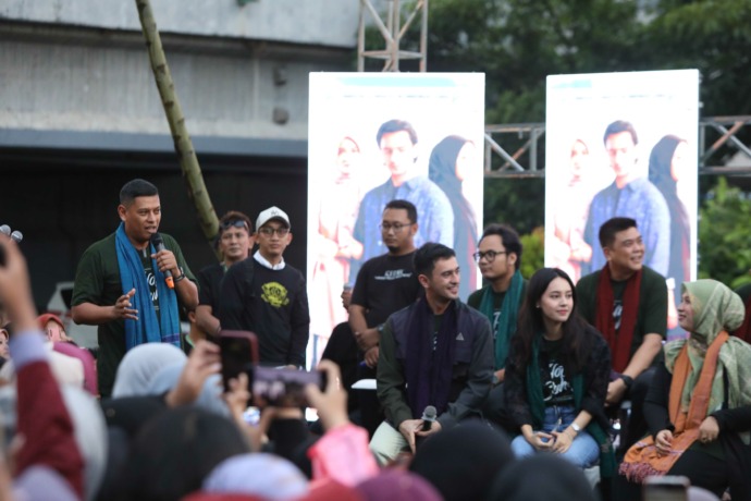 ANTUSIAS: Wali Kota Abdullah Abu Bakar bersama pemeran dan penulis Hati Suhita mengikuti meet and greet di Taman Brantas kemarin sore. (Foto: Wahyu Adji)