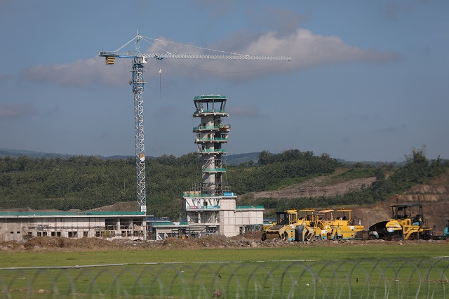 KEJAR TARGET: Aktivitas pekerjaan di kawasan proyek Bandara Internasional Dhaha Kediri yang menggunakan alat-alat berat. Direncanakan first landing Agustus 2023, bandara diharapkan dapat menyerap tenaga kerja lokal. (Foto: Wahyu Adji/JPRK)