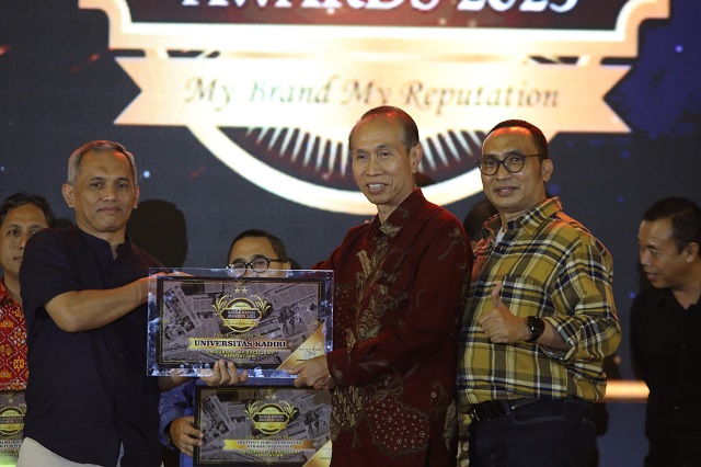 TERBAIK: Rektor Universitas Kadiri Ir Djoko Raharjo, MP menerima penghargaan Radar Kediri Awards Kategori University of Excellent Reputation. (Foto: Wahyu Adji)