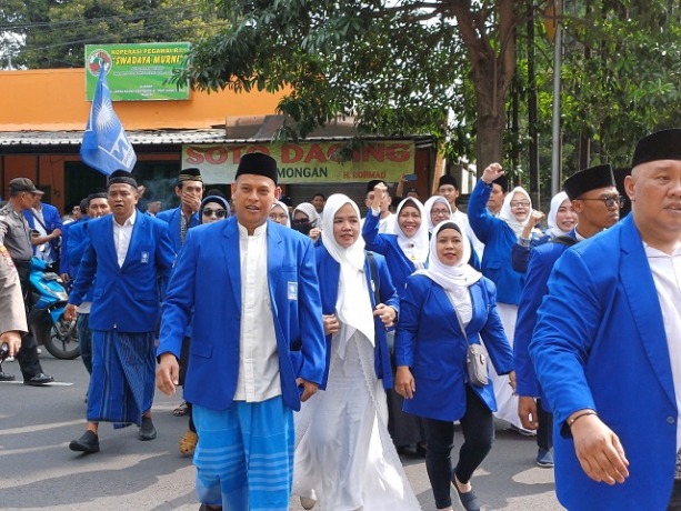 SIAP BERTARUNG: Wali Kota Abdullah Abu Bakar (depan) bersama puluhan bacaleg mendaftar ke KPU Kota Kediri, kemarin. (Foto: Ayu Isma/JPRK)