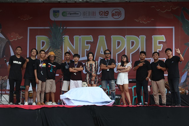 ALL OUT: Personel ArumDalu Music saat memberikan penampilan terbaiknya di ajang Pineapple Festival, Sabtu (6/5) lalu. (Foto: Wahyu Adji/JPRK)