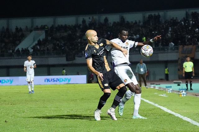 BERTAHAN: Flavio Silva saat berduel dengan Risto Mitrevski pemain Dewa United (30/3). Musim depan Flavio masih berseragam Persik Kediri.(Foto: Wahyu Adji/JPRK)