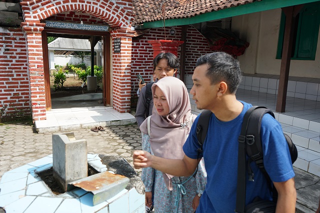 MENARIK: Pengunjung mengamati jam matahari yang ada di kompleks Masjid Ponpes Ringinagung, Desa Keling, Kepung. (Foto: Andhika Attar/JPRK)