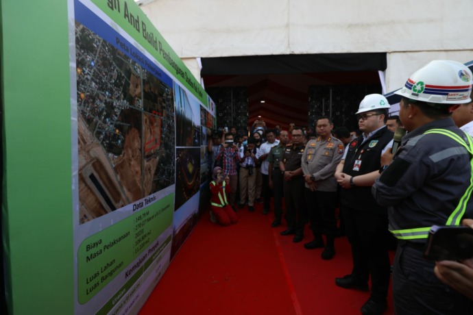 PRESTISIUS: Bupati Hanindhito Himawan Pramana mengecek pemancangan proyek stadion dalam ground breaking proyek di Desa Bulusari, Tarokan itu kemarin sore. (Foto: Wahyu Adji)